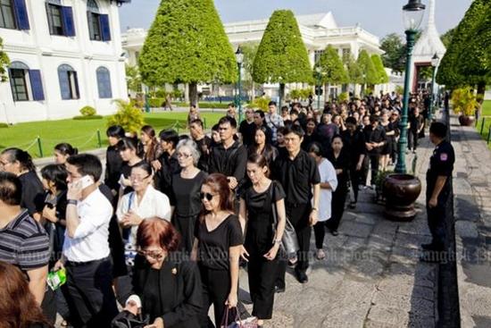 泰国民众着素服哀悼去世国王。