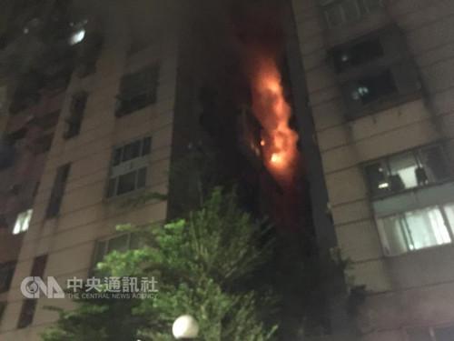 台湾一处小区深夜发生火灾致1死7伤