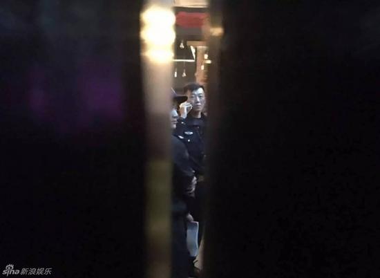 民警在宋冬野经营的“NOTHERE不在”酒吧内检查