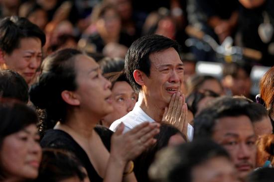 泰国民众为普密蓬国王的去世而哭泣