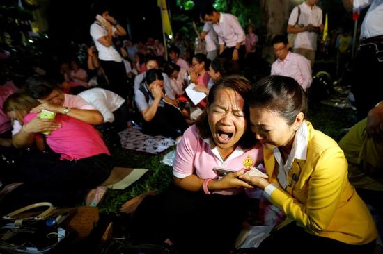 泰国民众听到普密蓬国王逝世的消息后痛哭