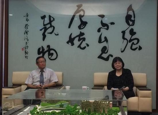 台湾清华大学校长贺陈弘与新竹教育大学副校长林纪慧共同宣布合并成功,强调藉由科技与人文结合,对学生与台湾未来发展,会更多元及富竞争力。(图片来源:台湾《联合报》)