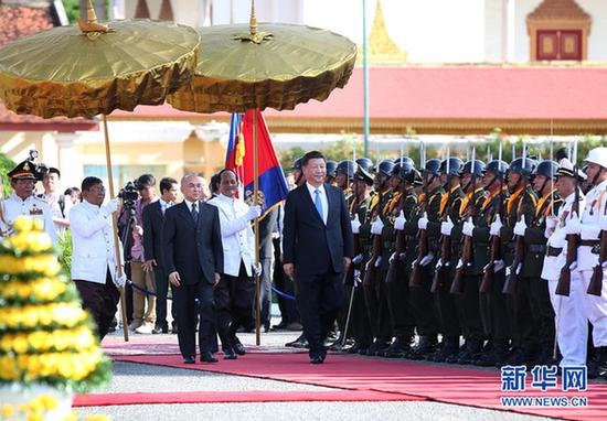 10月13日，国家主席习近平在金边会见柬埔寨国王西哈莫尼。会见前，习近平出席西哈莫尼在王宫举行的盛大欢迎仪式。 新华社记者姚大伟摄