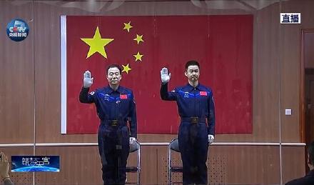 神舟十一号两名航天员，景海鹏(左)、陈冬(右)
