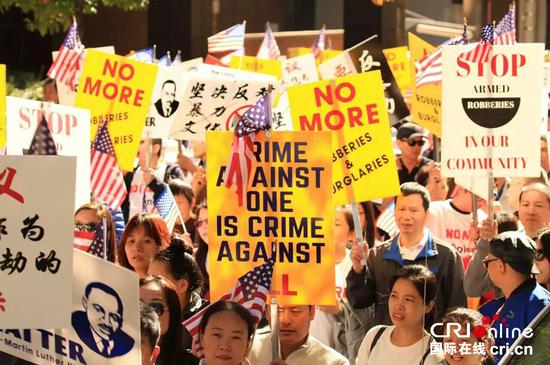 费城游行队伍抗议YG煽动抢劫华裔的嘻哈歌曲 (陈彩秋供图)