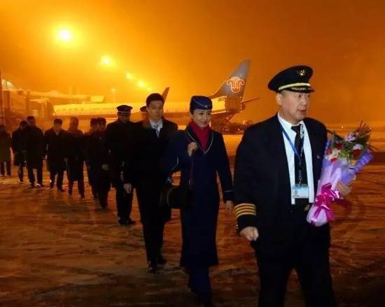 截至2016年1月1日，南航新疆分公司以安全飞行61年保持中国民航最高安全纪录。图为2015年最后一个航班的机组成员走下飞机。