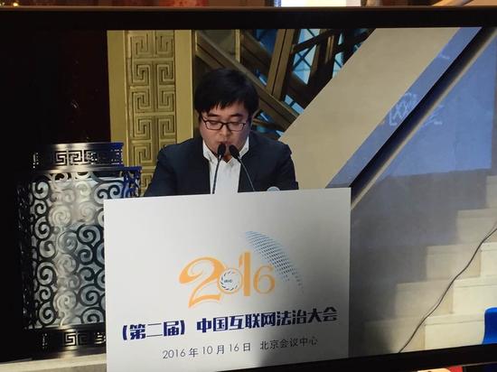 周虎城在做主题演讲。