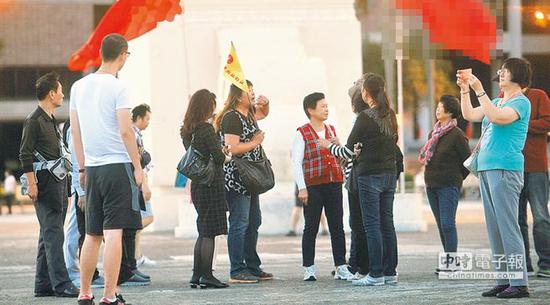 图为在中正纪念堂游览的大陆游客。（资料照取自台湾中时电子报）