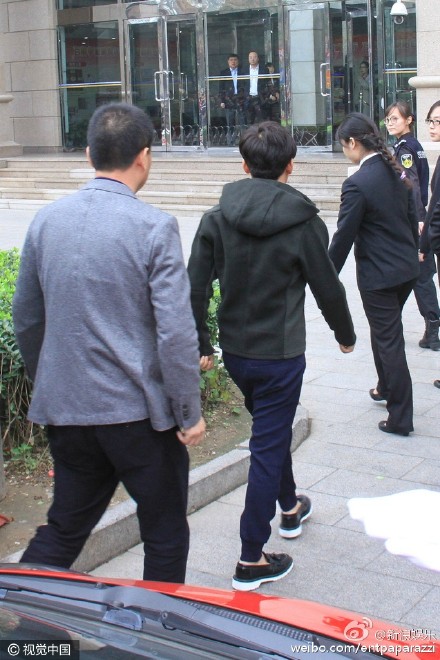 现场出现闹事者,大喊“王宝强就是人渣一个”。