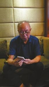 牟其中说，智能手机、微信这些，自己都知道，只是不会用
