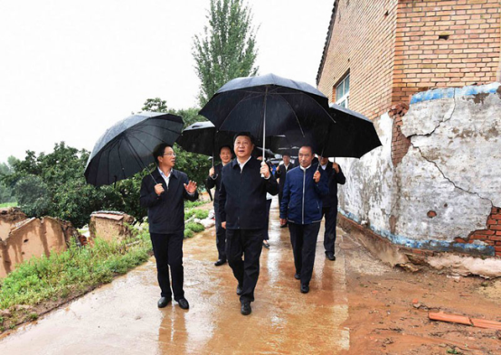 2016年7月，中共中央总书记、国家主席、中央军委主席习近平在宁夏调研考察。图为习近平在固原市泾源县大湾乡杨岭村考察脱贫攻坚工作。新华社记者 李涛 摄