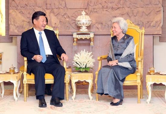 图为10月13日，国家主席习近平在金边看望柬埔寨太后莫尼列。（新华社记者姚大伟摄）