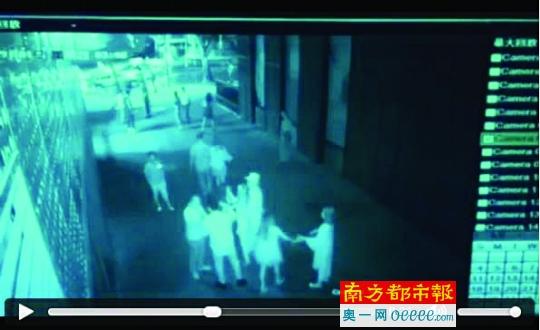 涉事男子挨打后和其女伴继续往前走。监控视频截图。
