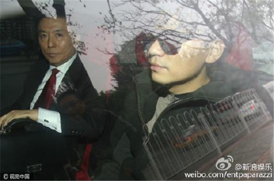 王宝强带着墨镜表情凝重。