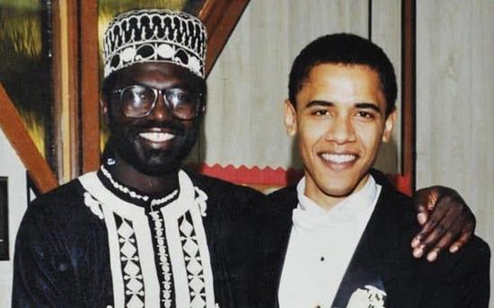 国总统贝拉克•奥巴马（右）和同父异母哥哥马利克•奥巴马。（图片来源：《每日电讯报》网站）