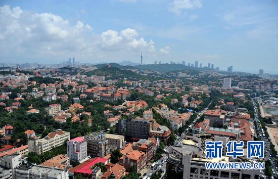 这是青岛市区风貌（8月4日摄）。新华社记者 徐速绘 摄