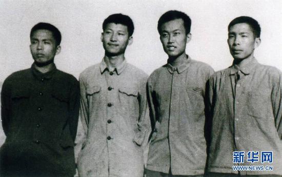 这是1973年上山下乡时期，习近平（左二）在陕西延川县。 新华社发