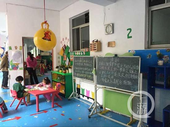 红花岗区试验幼儿园每个班级门口都摆放着小黑板，班主任把幼儿园的重要通知写在上面，提醒家长注意。（受访者供图）
