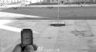 根据网友的图片显示，下午3点40分，三名学生还站在操场上