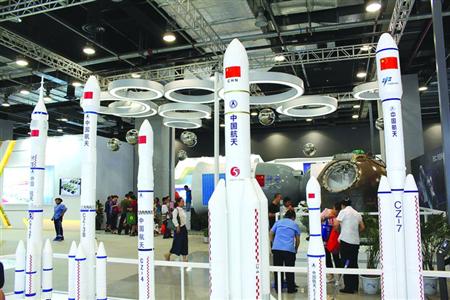 　9月17日，北京，参观者在航天科技成果展上观看中国长征系列运载火箭。