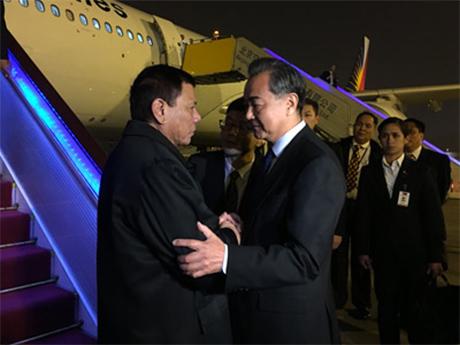 10月18日晚，中国外交部长王毅在北京迎接菲律宾总统杜特尔特来华访问。