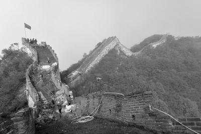 箭扣长城鹰飞倒仰段，满山红叶和工地上飘扬的国旗交相辉映。京华时报记者王海欣摄