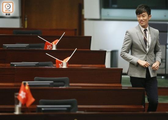 郑松泰将五星红旗和香港特别行政区区旗倒转