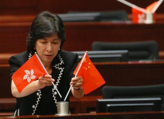 蒋丽芸整理五星红旗和香港特别行政区区旗