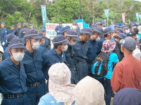 18日上午，日本警察与冲绳抗议民众对峙（冲绳时报 图）