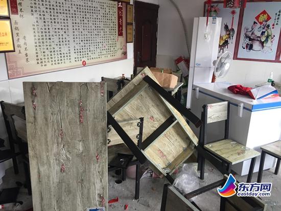散落一地的玻璃碎屑，七倒八歪的桌椅板凳，虽然离事件发生已将近半个月，但面店内依旧一片狼藉。