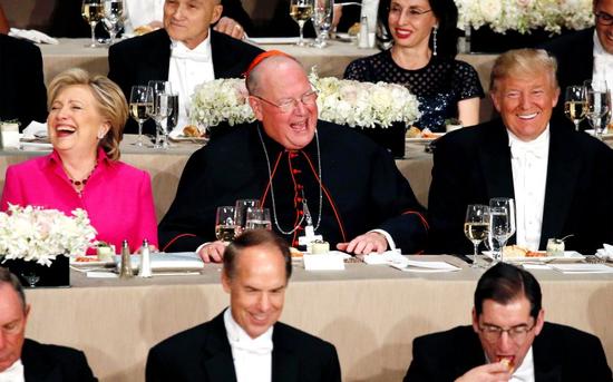 两党候选人隔着大主教就坐参加慈善晚宴，是美国大选多年来的传统。