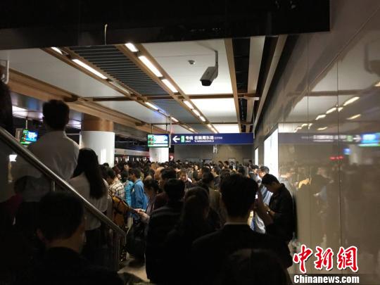   21日上午7时许，南京地铁一号线发生故障。恰遇早高峰时期，大面积乘客滞留车站。　朱晓颖　摄