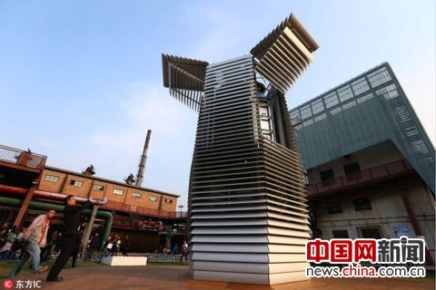 2016年9月29日，北京，荷兰设计师罗斯加德携“吸霾塔”来中国进行展示。这个吸霾塔是世界上最大的运用离子专利技术的空气净化机器。