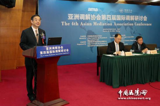 图为最高人民法院院长周强出席亚洲调解协会第四届国际调解研讨会并发表致辞。孙若丰 摄