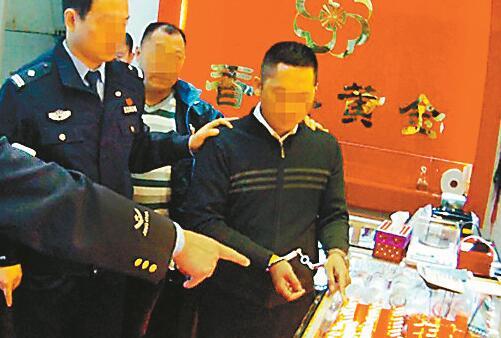 ▲嫌疑人叶某指认犯罪现场