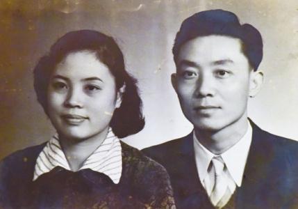 上世纪50年代和妻子合影。