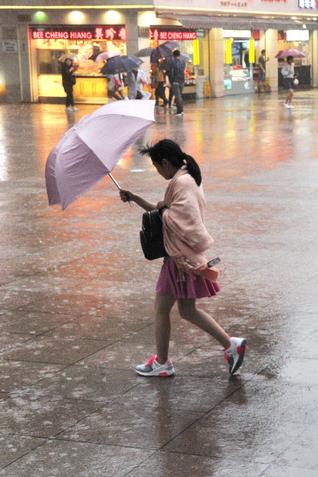 △10月21日，受“海马”外围与北方冷空气共同影响，上海雨势明显增大。（图自：视觉中国）