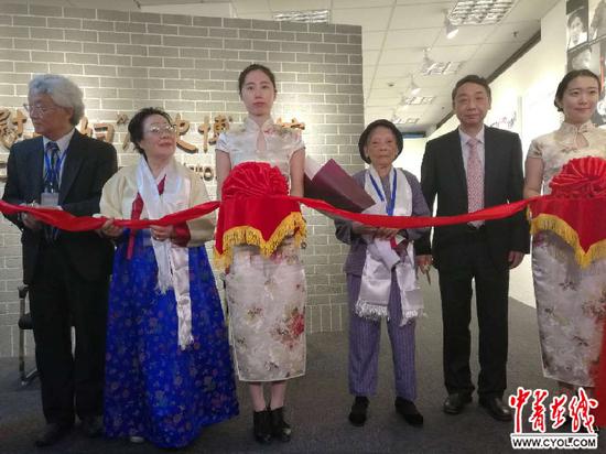  日军性奴隶制度受害幸存者李容洙（左二）和陈连村（左四）老人为博物馆揭幕。