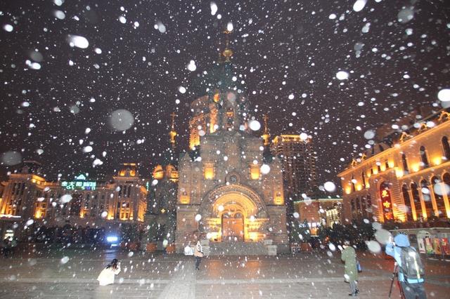 △10月21日晚，哈尔滨市下起了小雪，部分雪花落地后融化成水。（图自：视觉中国）