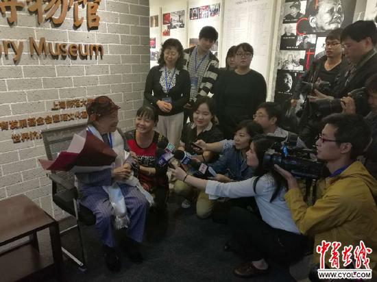 陈连村接受媒体采访。