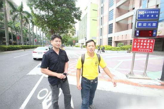 被带回警局问讯的林大洲（左）和陈峻涵（右）