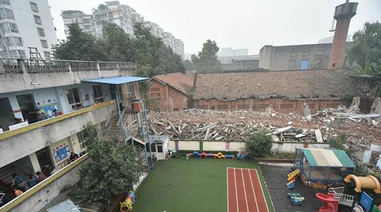 幼儿在废墟中上学。鄂东网 图,据澎湃新闻。