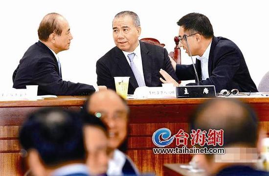 民进党紧咬党产,蓝营反扑,将提3500项删减、冻结案杯葛蔡英文当局的“总预算”。图为前“立法院长”王金平(左起)、党团总召廖国栋、党团书记长江启臣日前举行党团大会前交换意见。(资料图来源:台湾《中国时报》)