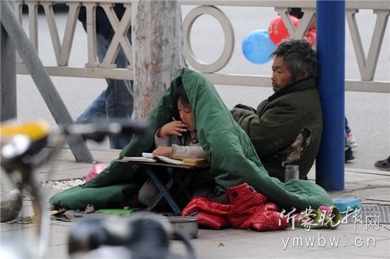 季红红和父亲街头乞讨。