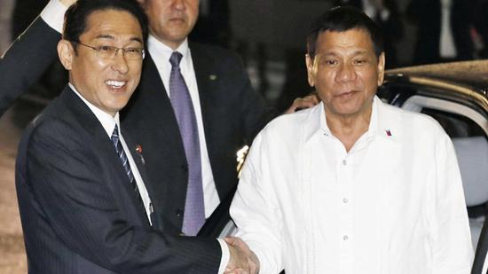 日本外相岸田文雄迎接菲律宾总统杜特尔特（来源：日本共同社）