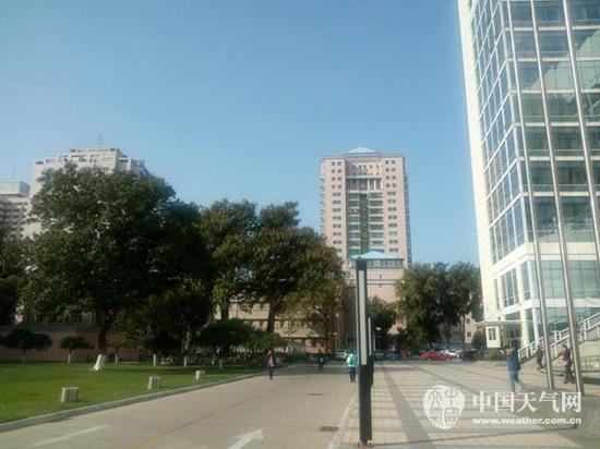 今天(26日)上午,北京海淀区中关村南大街附近天空湛蓝如洗。