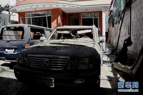 资料图：在阿富汗首都喀布尔袭击事件现场拍摄的被毁车辆。