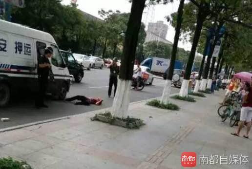 安保人员就是用这枪将男子打死的。