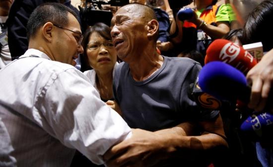 台被绑船员见船长儿子下跪:没把船长骨灰带回