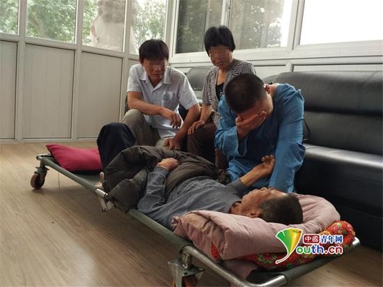 见到父亲,郭华伤心不已。中国青年网 唐沂青 摄